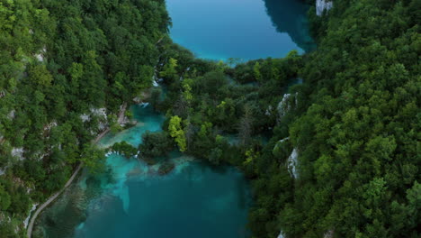 Flug-über-üppige-Waldberge-Und-Den-Ruhigen-See-Des-Nationalparks-Plitvicer-Seen-In-Kroatien