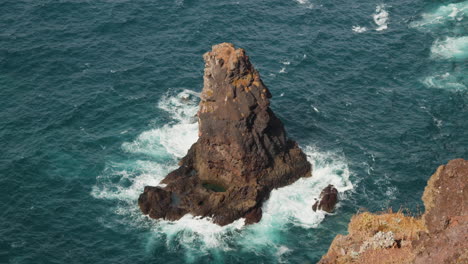 Vista-De-La-Formación-Rocosa-En-Ponta-De-São-Lourenco,-Madeira,-Portugal---Drone-Static