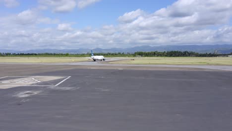 Flugzeug-Auf-Der-Rollbahn-Des-Internationalen-Flughafens-Cibao-In-Santiago-De-Los-Caballeros,-Dominikanische-Republik