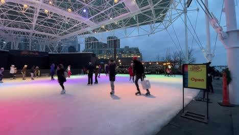Nächtliches-Skaten-Am-Hafen-Von-Toronto-Während-Des-Winterabends---Januar-2022---Skaten-In-Der-Urbanen-Stadt-Im-Winter-In-Ontario,-Kanada-An-Neujahr-In-Der-Nähe-Des-Wassers