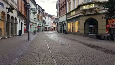 Caminando-Por-Tiendas-Cerradas-En-La-Ciudad-Vacía-De-Heidelberg,-Alemania
