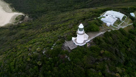 Erstaunliche-Drohnenaufnahme-Des-Rauchigen-Kap-Leuchtturms,-Der-Den-Pazifischen-Ozean-Enthüllt