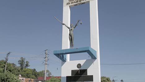 Eine-Nach-Oben-Geneigte-Aufnahme-Des-Monumento-A-La-Constitución-In-San-Salvador-An-Einem-Sonnigen-Tag-Vom-Fuß-Des-Denkmals-Aus
