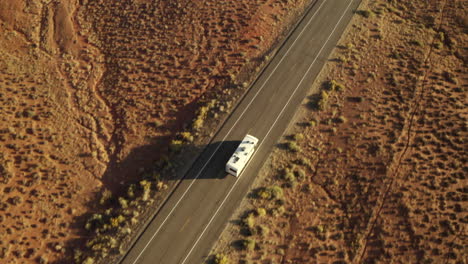 Top-Down-Drohnen-Luftaufnahmen-Von-Wohnmobilen,-Die-Auf-Einem-Amerikanischen-Roadtrip-In-Der-Wüste,-In-Der-Nähe-Des-Canyonlands-Nationalparks,-Utah,-Entlang-Der-Straße-Fahren