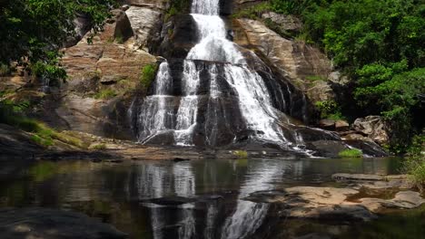 Impresionantes-Imágenes-De-La-Cascada-Reflejada-En-La-Piscina-En-Sri-Lanka