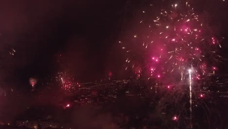 Langsamer-Schwenk-Von-Farbenfrohen-Roten-Und-Grünen-Feuerwerksexplosionen-Hoch-über-Der-Stadt-Auf-Der-Insel-Madeira
