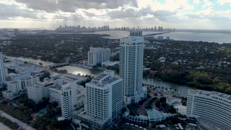 Vista-Aérea-De-Los-Edificios-De-Hoteles-De-Lujo-Que-Bordean-La-Costa-De-La-Zona-De-Mid-beach-En-Miami-Beach,-Florida