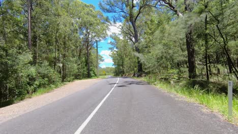 Punto-De-Vista-De-Conducción-Mirando-Hacia-Atrás-De-Una-Carretera-Rural-Desierta-De-Queensland-Con-Una-Vista-Lejana-Del-Monte-Coonowrin---Ideal-Para-El-Reemplazo-De-La-Pantalla-Verde-De-La-Escena-Interior-Del-Automóvil
