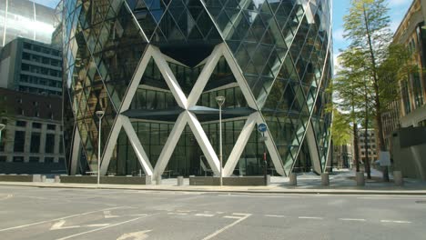 The-Gherkin-skyscraper-forecourt-in-summer-sunshine-in-the-City-of-London-financial-district