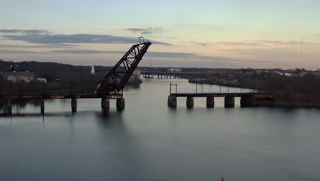 Krumme-Brücke-Der-Luftbahn-Mit-Einem-Schönen-Himmel-In-Der-Vorsehung-Rhode-Island,