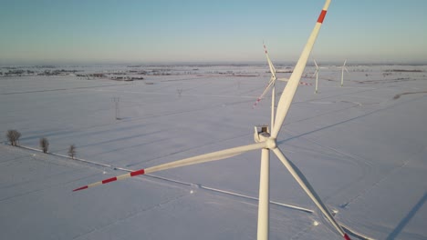 Windturbinen,-Die-Im-Winter-Grüne-Energie-Auf-Dem-Feld-In-Polen-Erzeugen