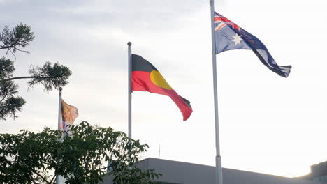 Banderas-Aborígenes-Y-Australianas-En-Cámara-Lenta-Durante-La-Puesta-De-Sol