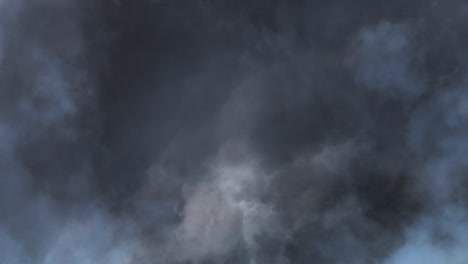 Relámpago-Golpeando-Dentro-De-Las-Nubes-Oscuras-En-Movimiento
