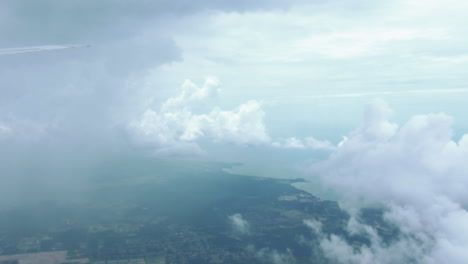 Blick-Aus-Dem-Flugzeugfenster---Wolken-Und-Landschaft-Unter-Den-Flügeln-Eines-Flugzeugs,-Das-Von-Australien-Nach-Singapur-Fliegt---Luft,-Pov