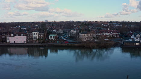 Slider-Drohne-Aufnahme-Von-Häusern-Am-Ufer-Der-Themse-Im-Westen-Londons