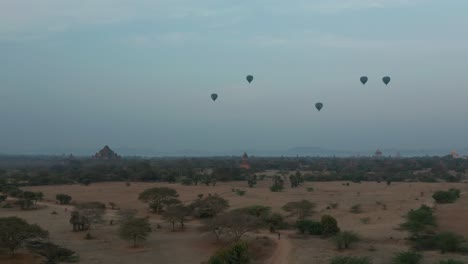 Paisaje-Increíble-En-La-Ubicación-Del-Famoso-Templo-De-Bagan-En-Myanmar-Con-Globos