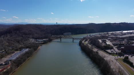 Fluss-Entlang-Knoxville-Tennessee-An-Einem-Sonnigen-Tag