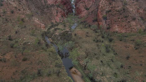 Wasserloch-Durch-Simpsons-Gap-Im-Nördlichen-Territorium