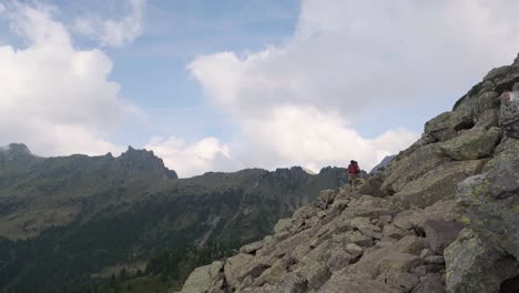 Männlicher-Wanderer-Mit-Wanderstöcken,-Der-An-Sonnigen-Tagen-Auf-Der-Lagorai-Gebirgskette-Auf-Einer-Gefährlichen-Bergklippe-Klettert