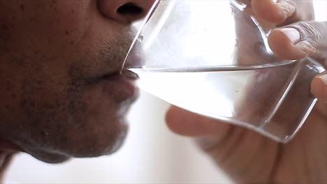 Hombre-Bebiendo-Agua-De-Un-Vaso-Sobre-Fondo-Blanco-Almacen-De-Metraje-De-Video