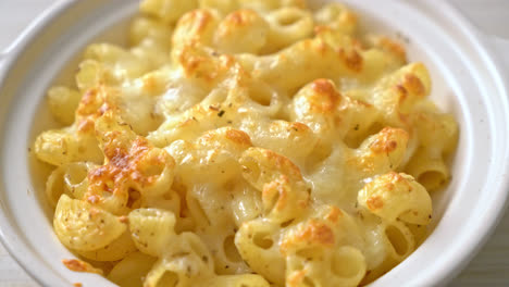 mac-and-cheese,-macaroni-pasta-in-cheesy-sauce---American-style