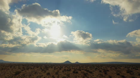 Die-Mojave-Wüstenlandschaft-Mit-Gewitterwolken,-Die-Sich-Am-Sonnigen-Himmel-Bilden---Subtile-Luftaufnahme