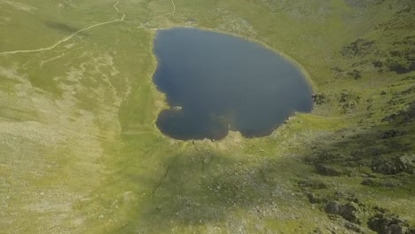 Aerial-drone-footage-of-mountains-and-a-lake-in-the-Lake-District,-UK