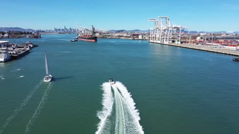 Schnellboot,-Das-An-Einem-Klaren,-Sonnigen-Tag-Ein-Segelboot-Mit-Hoher-Geschwindigkeit-In-Richtung-Der-Bucht-Von-San-Francisco-Passiert
