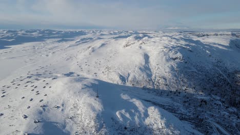 Hermosa-Zona-Montañosa-En-Noruega-En-Invierno
