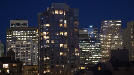 Sonnenuntergang-Im-Zeitraffer-Der-Innenstadt-Von-Vancouver-In-Eine-Klare-Nacht