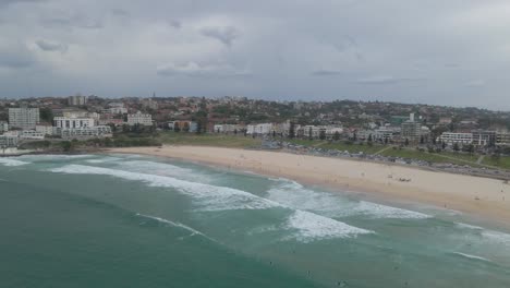 Panorama-De-Una-Playa-Suburbana-Con-Turistas-En-Vacaciones-De-Verano---Playa-Bondi-En-Los-Suburbios-Del-Este-De-Sydney,-Nueva-Gales-Del-Sur,-Australia
