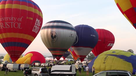 Viele-Heißluftballons-Sind-Bereit,-Bei-Der-Bristol-Balloon-Fiesta-Abzuheben