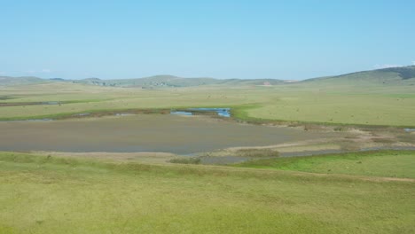 Panorama-De-Prados-Verdes-Con-Pantanos-En-Un-Día-Tranquilo-Y-Soleado