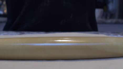 Dünnes-Nudelholz,-Das-Verwendet-Wird,-Um-Frischen-Teig-Auf-Dem-Tisch-Zu-Glätten