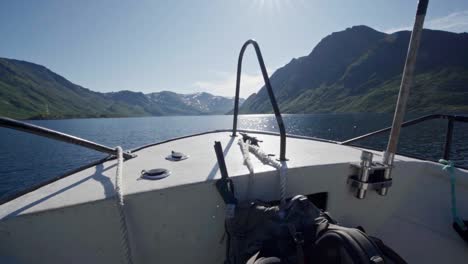 Bootsfahrt-Durch-Den-See-Mit-Malerischen-Bergen-In-Norwegen---POV-Aufnahme