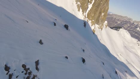 Epische-Fpv-renndrohnenaufnahmen-In-Den-Verschneiten-Schweizer-Alpen-In-Flumserberg,-Hohe-Geschwindigkeit