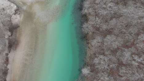Luftbild-Von-Oben-Nach-Unten-Auf-Den-Wunderschönen-Smaragdgrünen-Soca-Fluss-Im-Winter