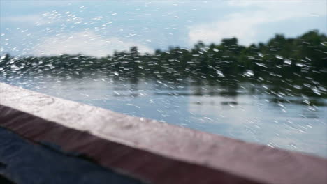 Mittlerer-Schuss-Spray,-Der-An-Einem-Sonnigen-Tag-Von-Einem-Amazonischen-Flussboot-Auffliegt,-Das-Mit-Geschwindigkeit-Fährt