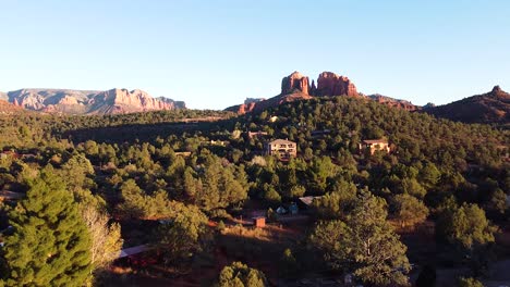 Small-residential-town-of-Sedona-in-America-in-early-morning,-aerial-drone-shot