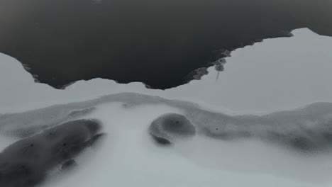 Eisformationen-Auf-Einem-Zugefrorenen-See