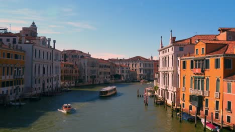 Gran-Canal,-Canale-Grande-En-Venecia,-Italia-Con-Un-Barco-Y-Una-Góndola,-Casas-Antiguas-Y-Una-Iglesia-Catedral-Cerca-De-San-Marco-Y-El-Puente-De-Rialto