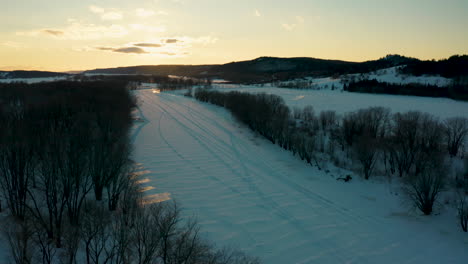 Malerischer-Winterluftblick-über-Eine-Verschneite-Landschaft-Bei-Sonnenuntergang