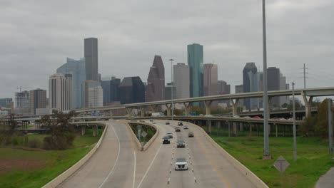 Aufnahme-Von-Autos-Auf-Der-I-45-North-Freeway-Mit-Der-Innenstadt-Von-Houston-Im-Hintergrund
