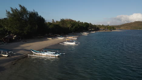 Barcos-De-Pesca-Tradicionales-En-La-Costa-De-La-Isla-Lombok-En-Indonesia---Toma-Aérea-De-Drones