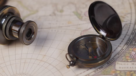 Vintage-Kompass-Und-Teleskop-Auf-Alter-Weltkarte