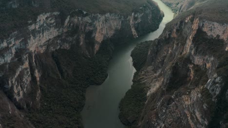 Idyllischer-Fluss-Mit-Riesigen-Schroffen-Klippen-Im-Canyon-Del-Sumidero-In-Chiapas,-Mexiko