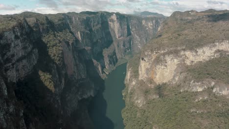 Vista-Aérea-Del-Río-Grijalva-En-El-Cañón-Del-Sumidero-En-Chiapas,-México