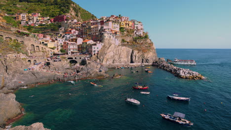 Cinque-Terre-Mit-Den-Dörfern-Monterosso,-Vernazza,-Corniglia,-Manarola-Und-Riomaggiore-An-Der-Mittelmeerküste-Italiens-Mit-Fischerboot-Und-Schwimmenden-Touristen