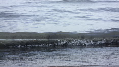 Eine-Welle,-Die-Langsam-Am-Ufer-Des-Sees-Ankommt