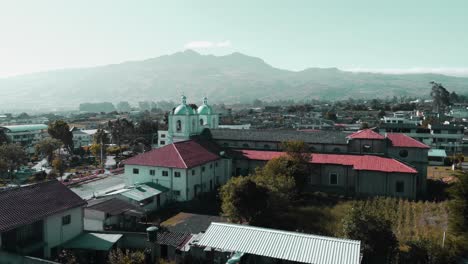 Toma-De-Grúa-De-Iglesia-Distintiva-Con-Fondo-De-Grandes-Montañas,-Aloasi,-Pichincha,-Ecuador